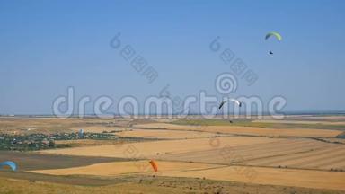 许多滑翔伞在飞行。 剪影人滑翔伞。 滑翔伞飞行体验跳伞夏季。